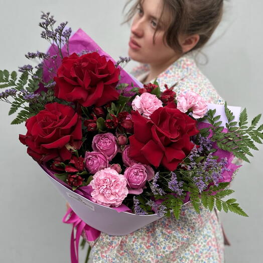 Букет «Саманта» (пионовидная и французская роза, альстромерия, диантусы, лимониум и папоротник)