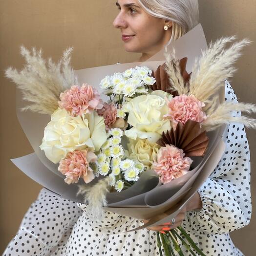 Букет из белых французских роз, гвоздик и хризантем ромашек "Бронзовый век"