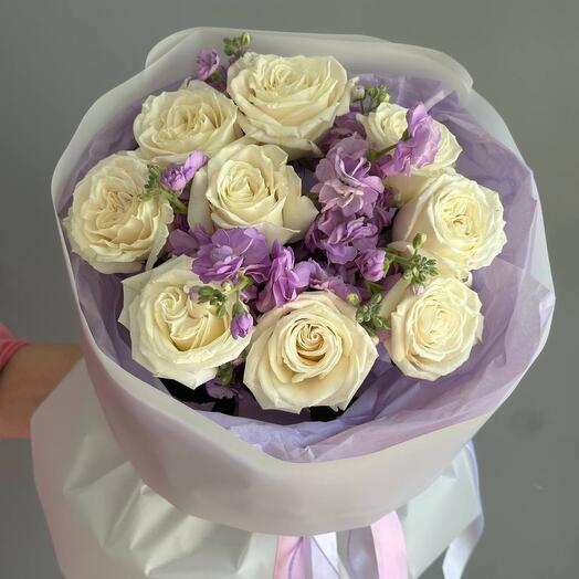 Белые розы и маттиола💜