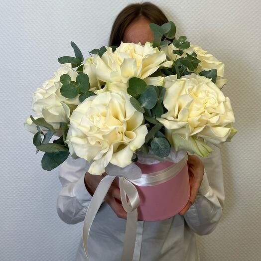 Коробочка с ажурными розами и эвкалиптом