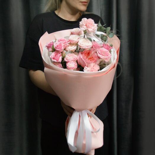 Нежный розовый букет из кустовых роз с бантом
