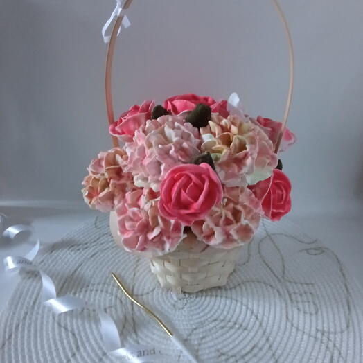 Корзина ароматных цветов из зефира