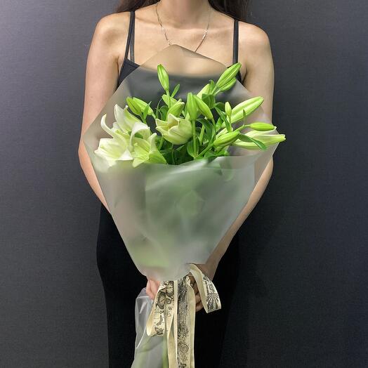 Букет из белых лилий в упаковке, 5 шт