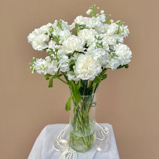 Интерьерная композиция из белых диантусов и матиолы – элегантность и свежесть