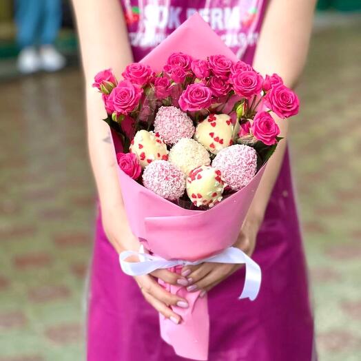 Букет из клубники в шоколаде с розовыми кустовыми розами "Поцелуй"