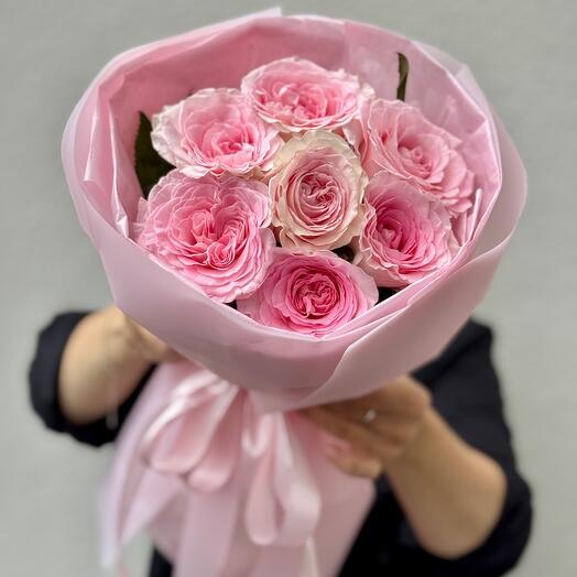 Delicado ramo de 7 rosas mand-alla en un elegante paquete