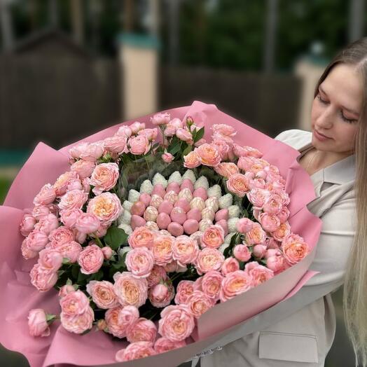 Букет клубники в шоколаде с кустовыми розами