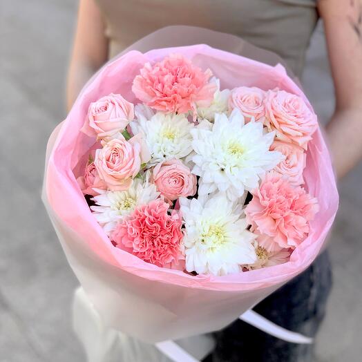 Авторский букет с кустовой розой в нежных оттенках 🌸