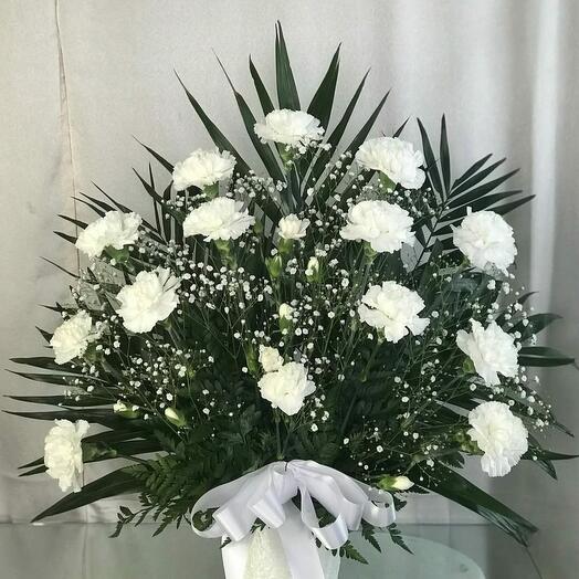 Коробка с траурными цветами