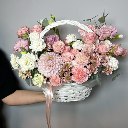 Нежная корзина из пионовидной розы и эустомы