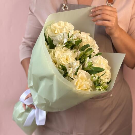 Букет из французских роз и альстромерий в упаковке