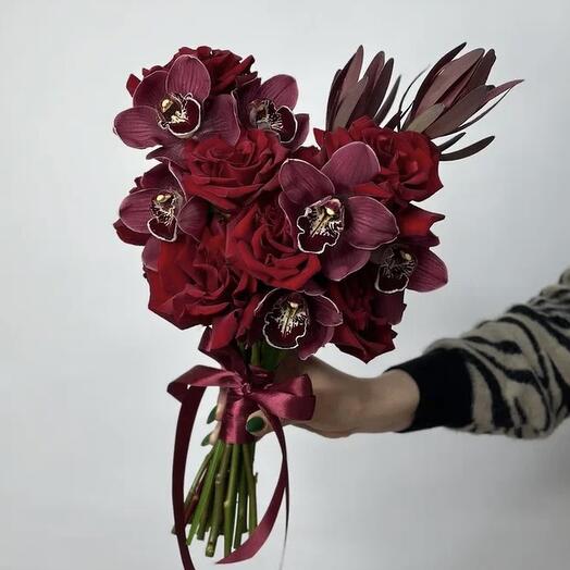 Яркий свадебный букет с орхидеями и Французскими розами