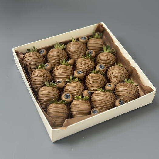 Набор клубника и голубика в молочном шоколаде