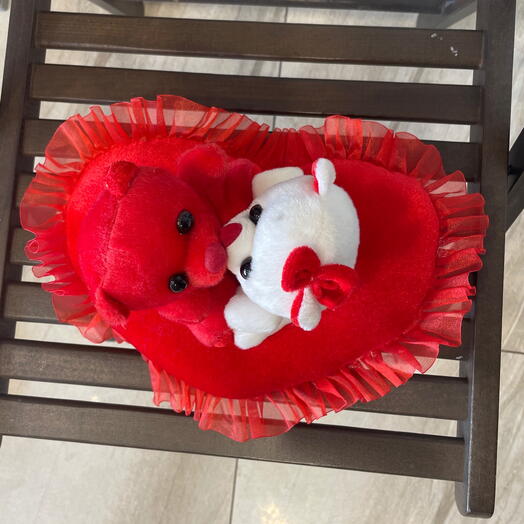 Öpüşən ayılarla ürək yastığı