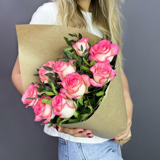 Букет из 9 роз с зеленью в крафте