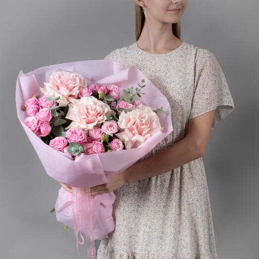 Букет из розовых французских роз и пионовидной, кустовой розы с эвкалиптом