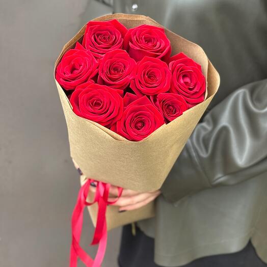 Букет из 9 красных роз в крафте (Ред Наоми)