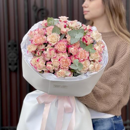 Кустовые розы с эвкалиптом