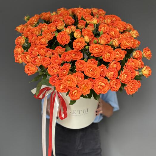 Композиция из 45 оранжевых кустовых роз в коробке