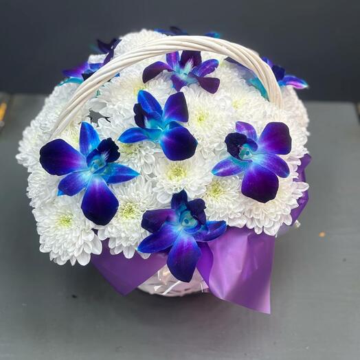 Корзина из орхидея космос с хризантемой