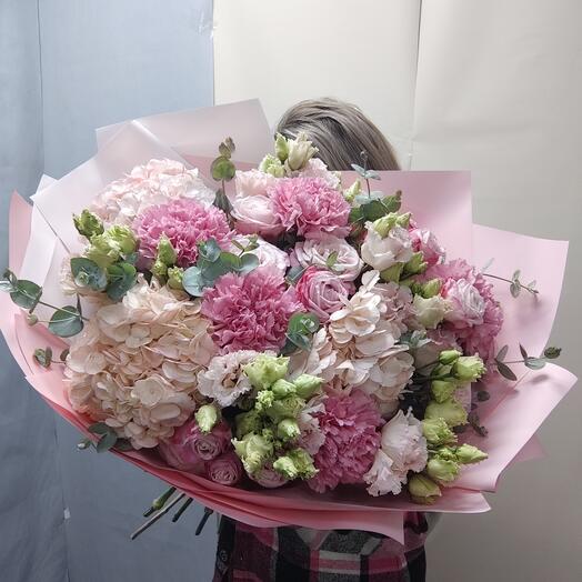 Букет из гортензиии, диантуса, эустомы, эвкалипта, розы, кустовой пионовидной розы