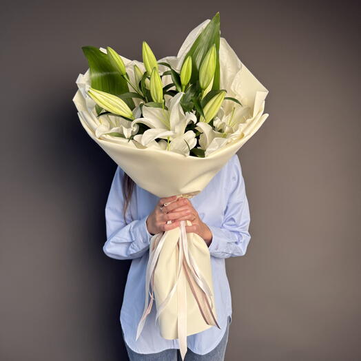 Букет из белых лилий