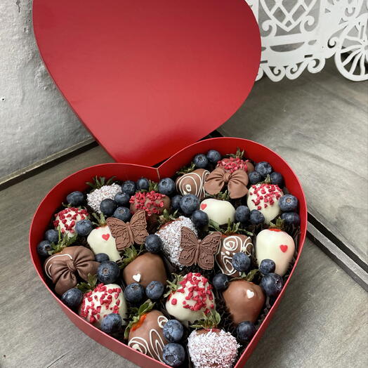 Набор Сердце из клубники (два шоколада)