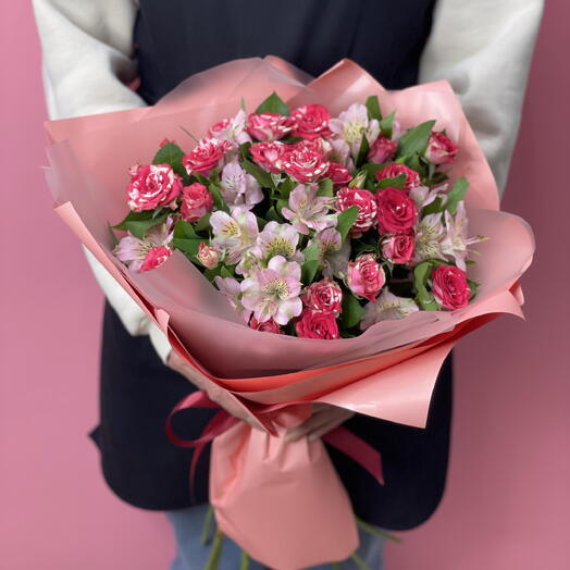 Яркий букет кустовых роз и альстромерий