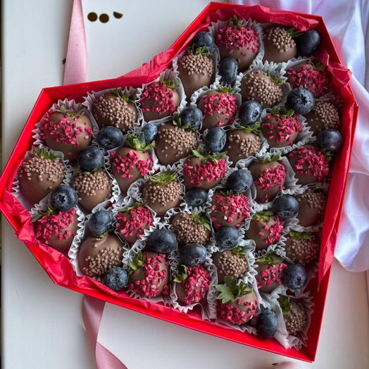 Большой набор клубники в шоколаде в коробке сердце в подарок маме, жене, любимой девушке