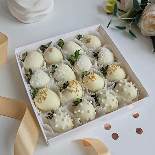 Набор клубники в шоколаде 9 - 16 ягод "праздничный"