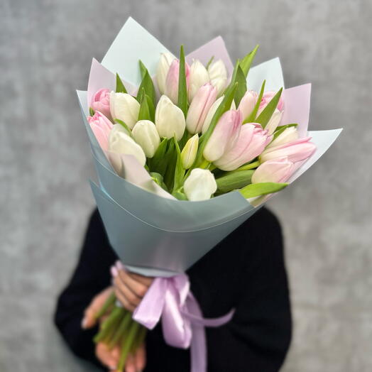 Пудровый закат 💕 25 бело-розовых тюльпанов в пастельной упаковке