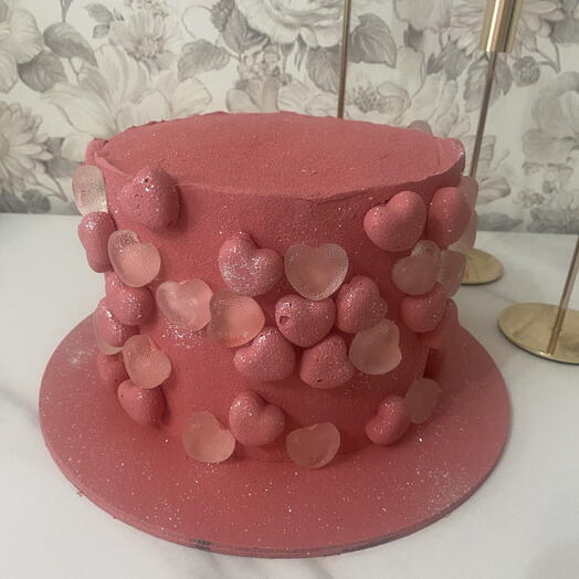 Торт с сердечками из шоколада и изомальта