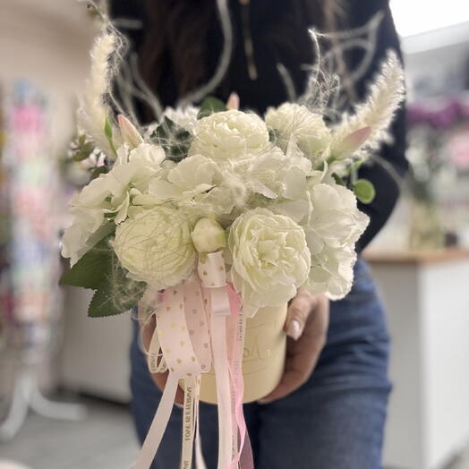 Интерьерная композиция в белых тонах