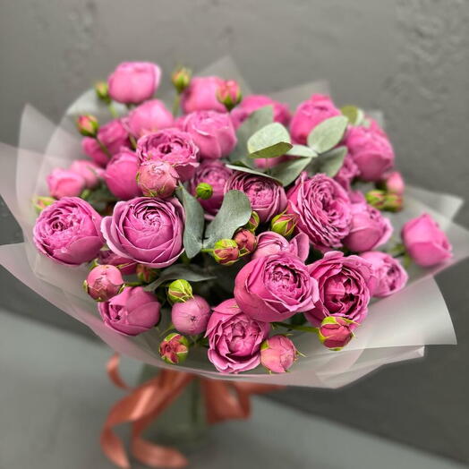 Букет пионовидных роз Мисти баблз с эвкалиптом