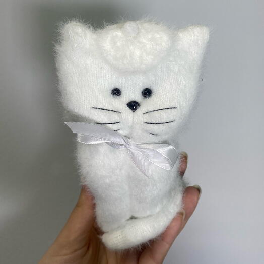 Белый котик с бантиком