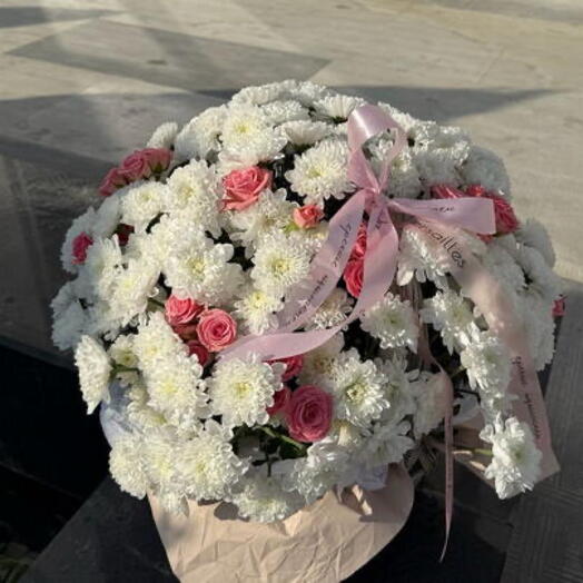 Корзина из хризантем и кустовых роз