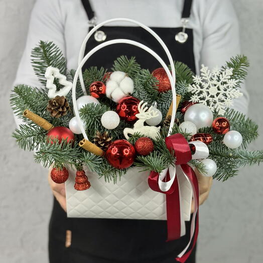 Новогодняя сумочка в красно-белых тонах