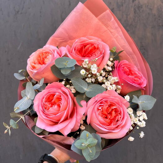 Букет-комплимент  из 5 пионовидных роз Пинк экспрешн с гипсофилой и эвкалиптом