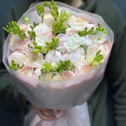 Пионы с ранункулюсом и фрезией