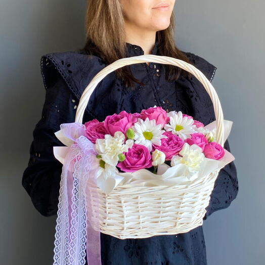 Кустовые пионовидные розы в  корзине Flower Lab