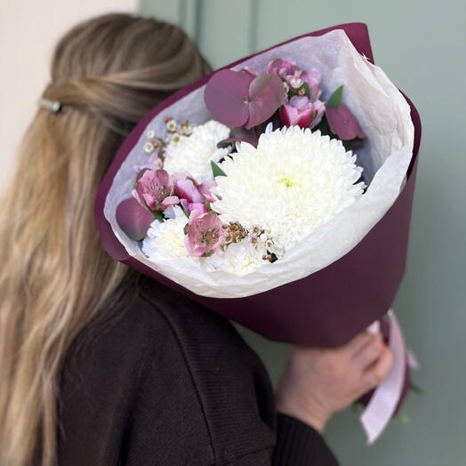 Букет с одиночной хризантемой и розовой альстромерией