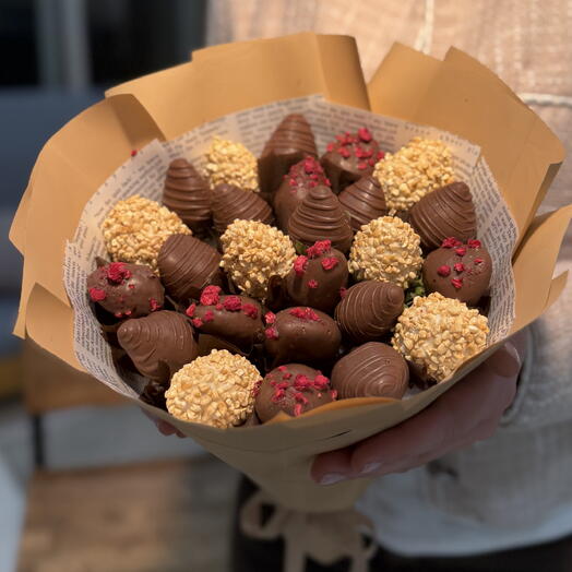 Букет «Шоколадные строки» из клубники в шоколаде
