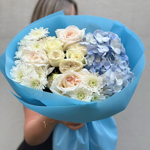 Bouquet with blue hydrangeas and parfume roses