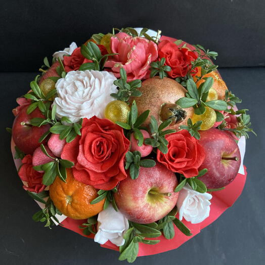 Фруктовый букет с суфлейными цветами и ягодами, мармеладными черешнями