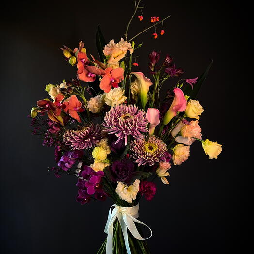 Авторский букет из сезонных цветов с хризантемой и орхидеей