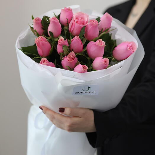 15 розовых роз в оформлении