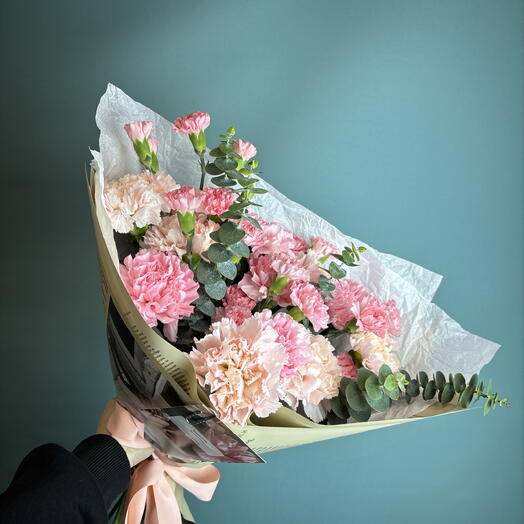 Нежный букет из диантусов с эвкалиптом