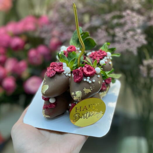Мини торт из 8 клубник «молочный»