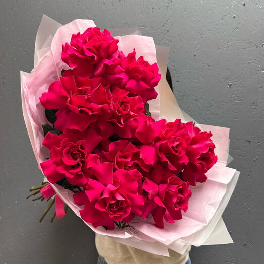 Пышный, ароматный букет малиновых вывернутых роз для самой любимой