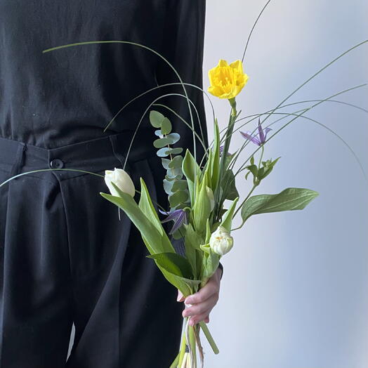 Букет-комплимент: белые тюльпаны, нарцисс, клематис и зелень